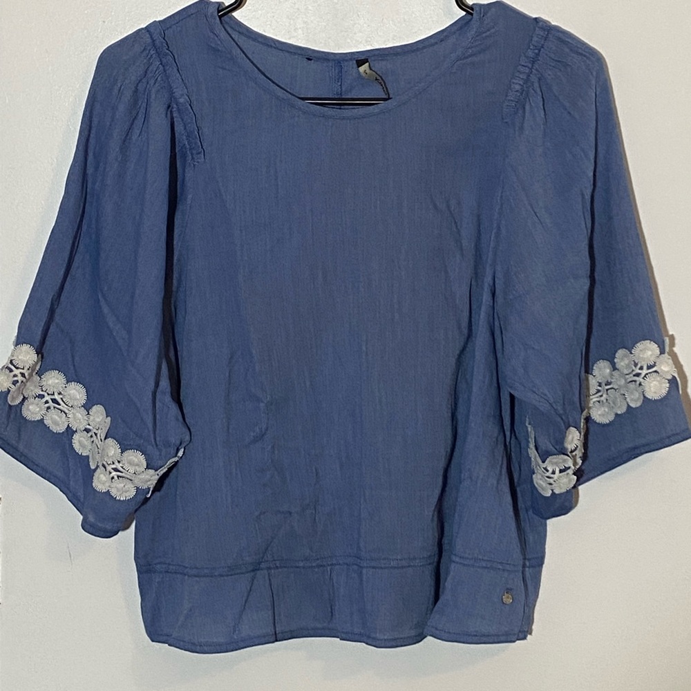 Crop top | Sky Blue with white embroidery | Great condition |